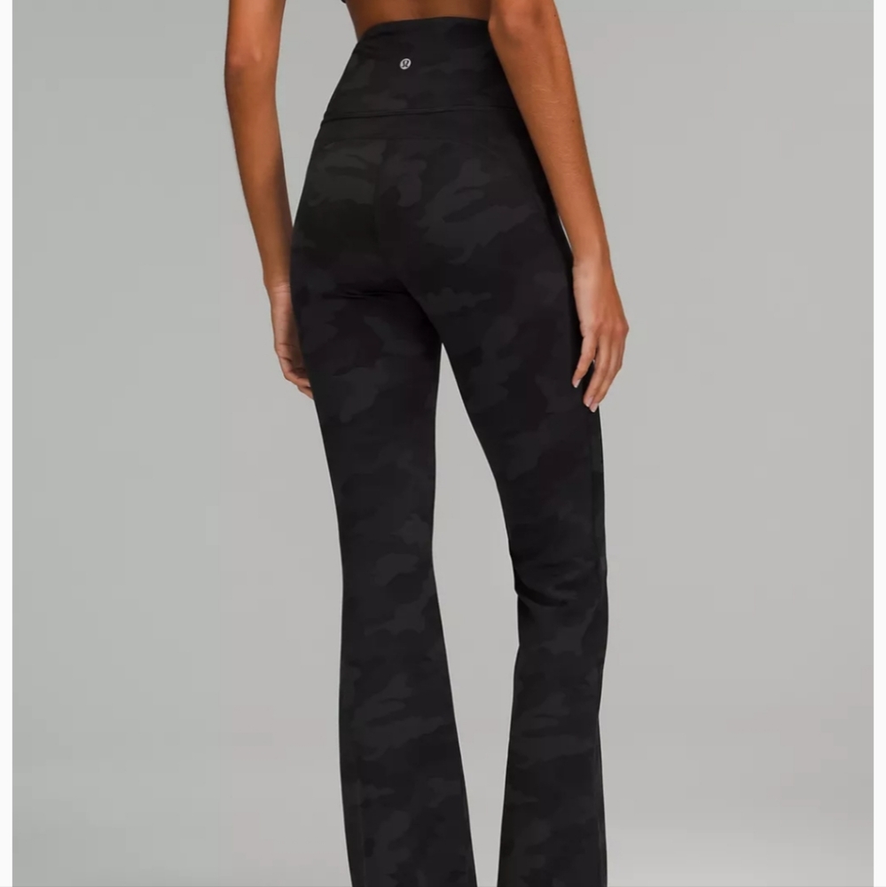 Lulu Groove Super-High-Rise Flared Pant Nulu Heritage 365 Camo Deep Coal Multi - Picture 15 of 17